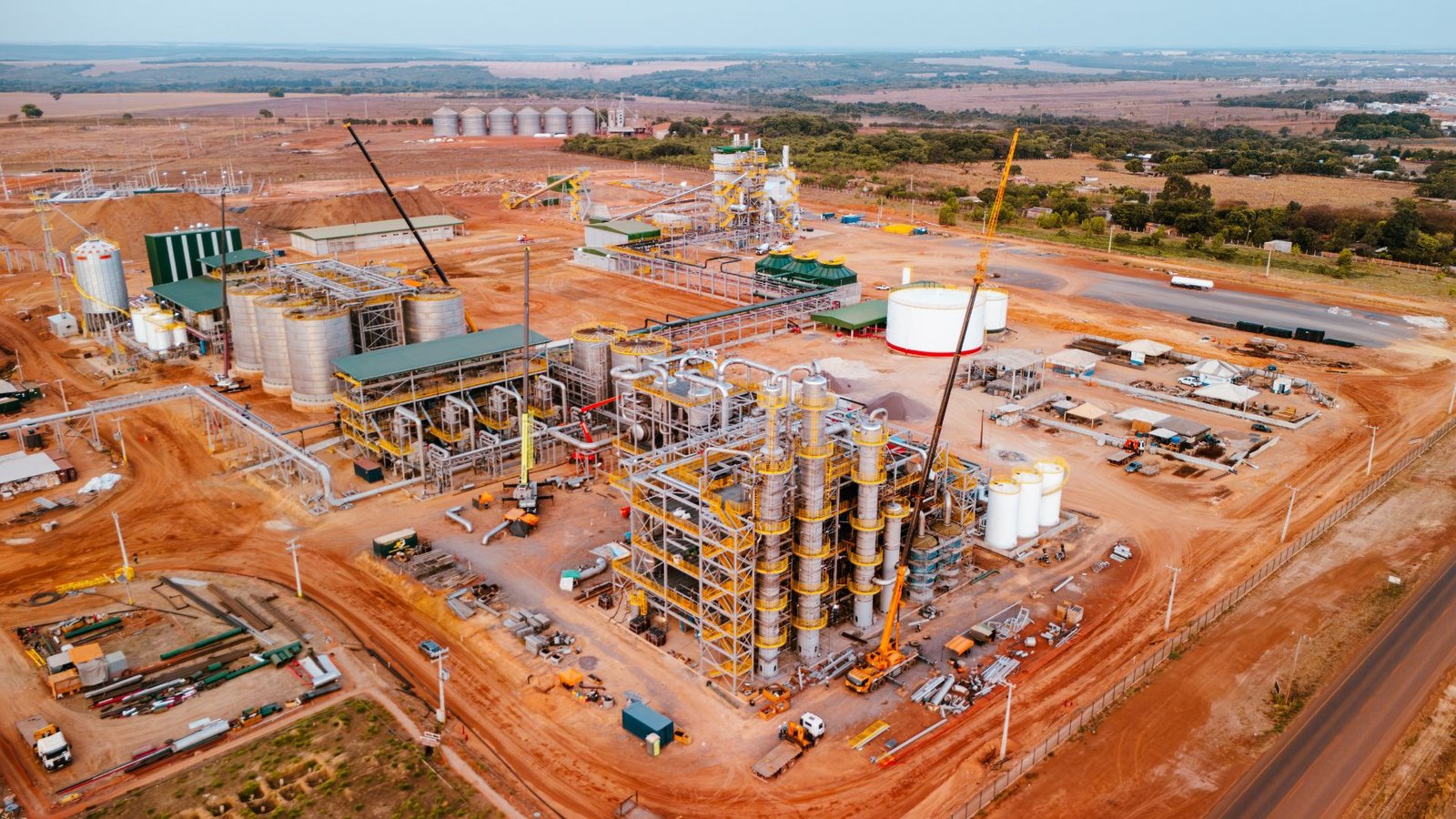 Construção da usina durante o dia