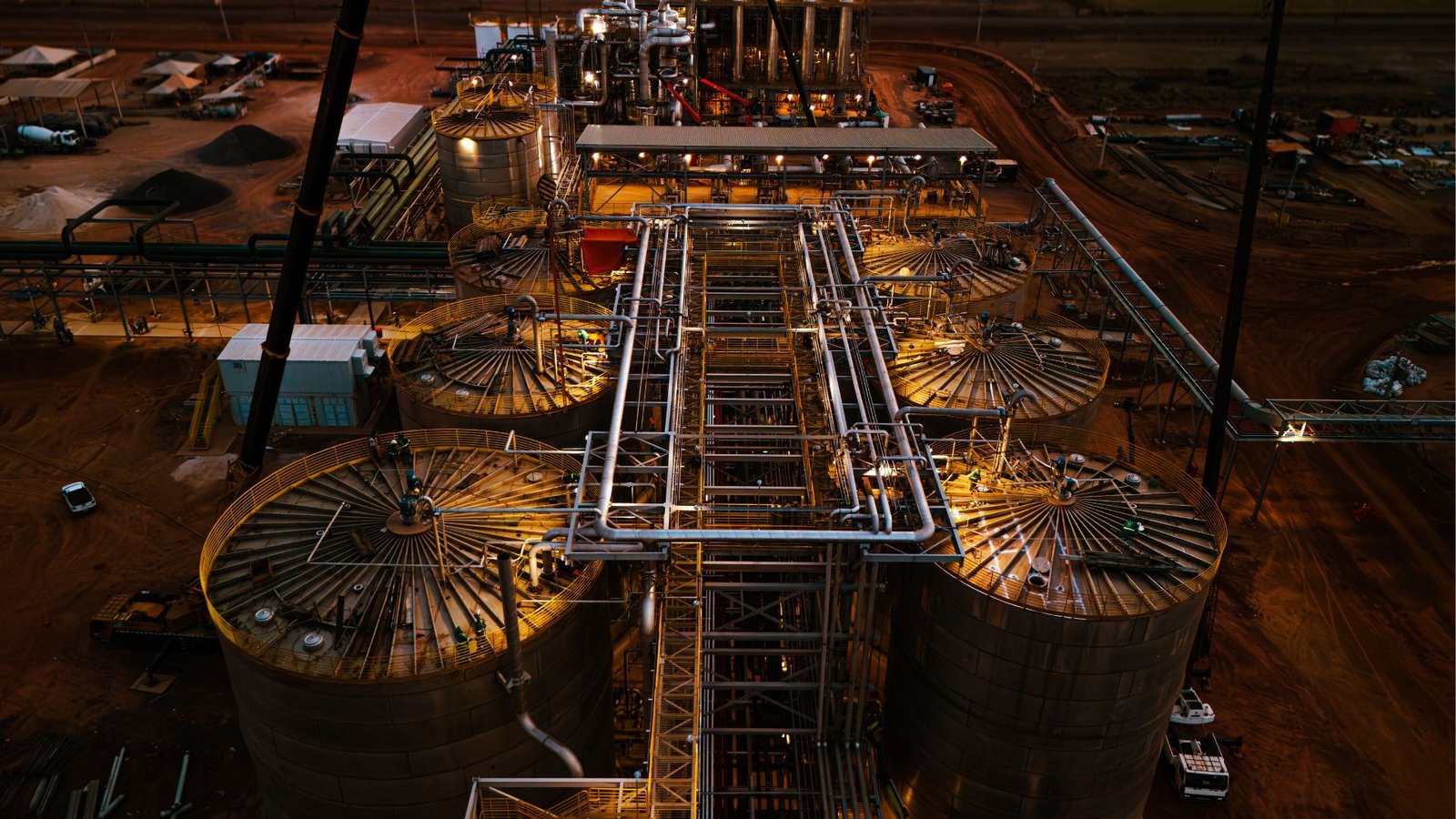 Tanques industriais da usina